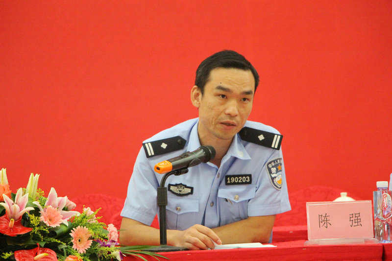 警官详细阐述安全教育.JPG