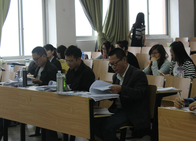 老师们认真翻阅论文.JPG
