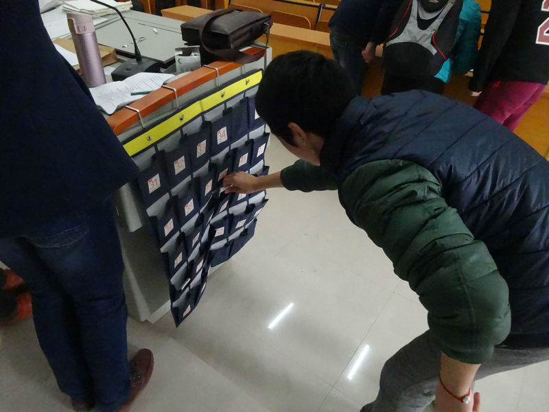考生将手机放入手机收纳袋 (2).jpg
