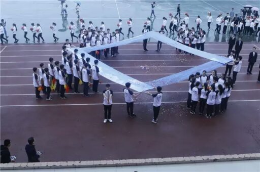 电子信息工程系带来无人机飞行器表演.jpg