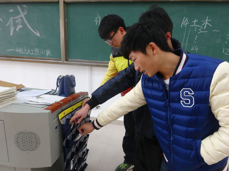 考生将手机放入手机收纳袋.jpg