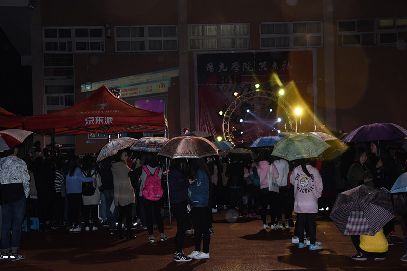 大雨也挡不住同学们听摇滚的热情.jpg