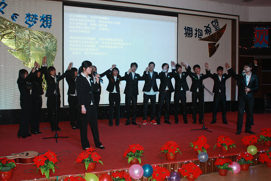 学生会合唱爱的翅膀.JPG