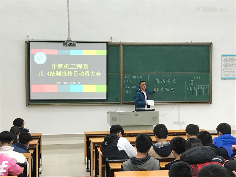 郭策为同学们介绍宪法日的由来.jpg