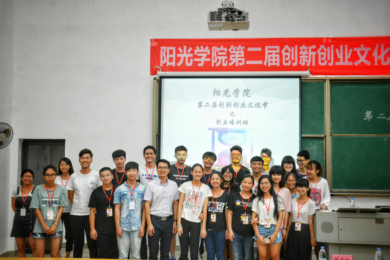 郑秋老师和工作人员合影留念.jpg