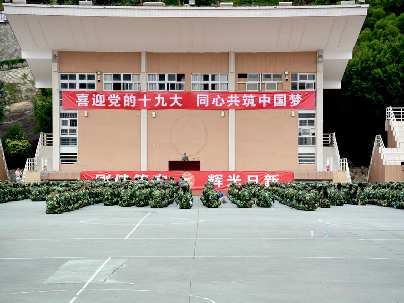 在操场席地而坐_副本.jpg