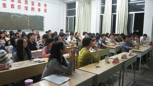 台下的志愿者.JPG