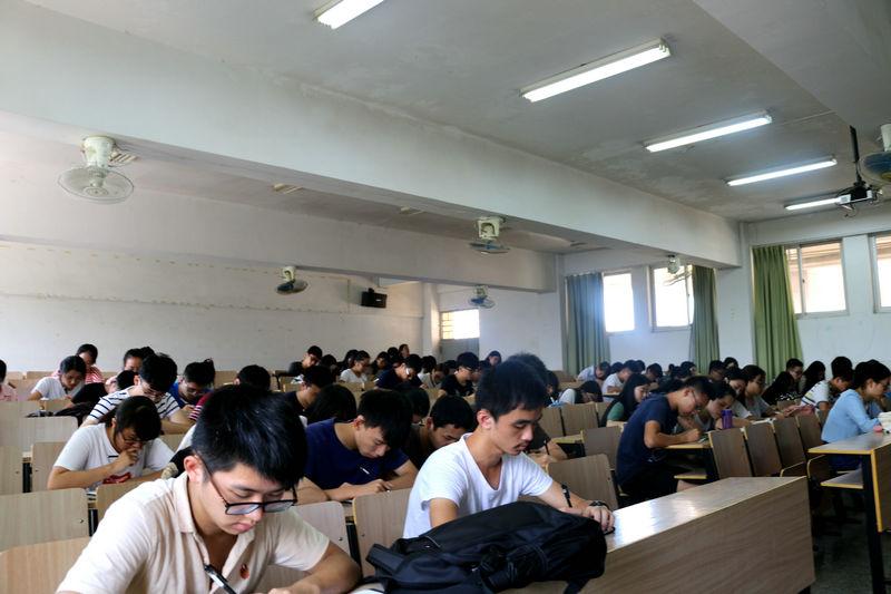 参赛人员现场写稿.JPG