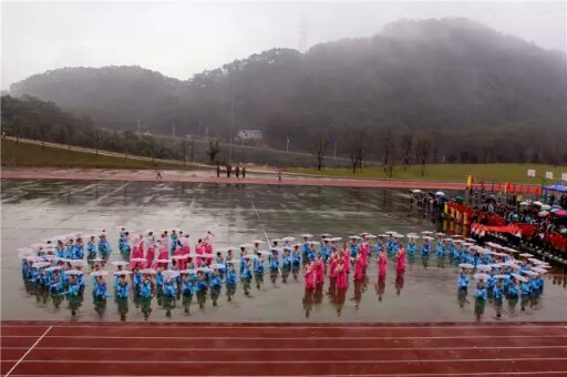 学生代表表演舞蹈《纸伞流韵》.jpg
