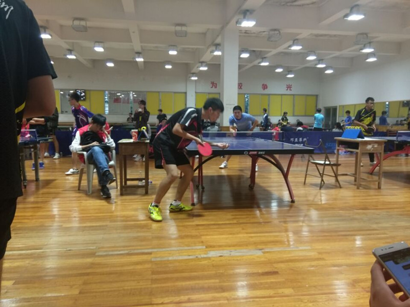 选手准备发球.jpg